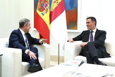 4/10/2024. Pedro Sánchez recibe al presidente de Castilla-La Mancha, Emiliano García-Page. El presidente del Gobierno, Pedro Sánchez, y el p...