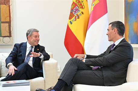 4/10/2024. Pedro Sánchez recibe al presidente de Castilla-La Mancha, Emiliano García-Page. El presidente del Gobierno, Pedro Sánchez, conver...