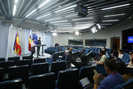 4/11/2024. Pedro S&#225;nchez asiste a la reuni&#243;n del Comit&#233; de crisis para el seguimiento de los efectos de la DANA. El general jefe de la Unida...