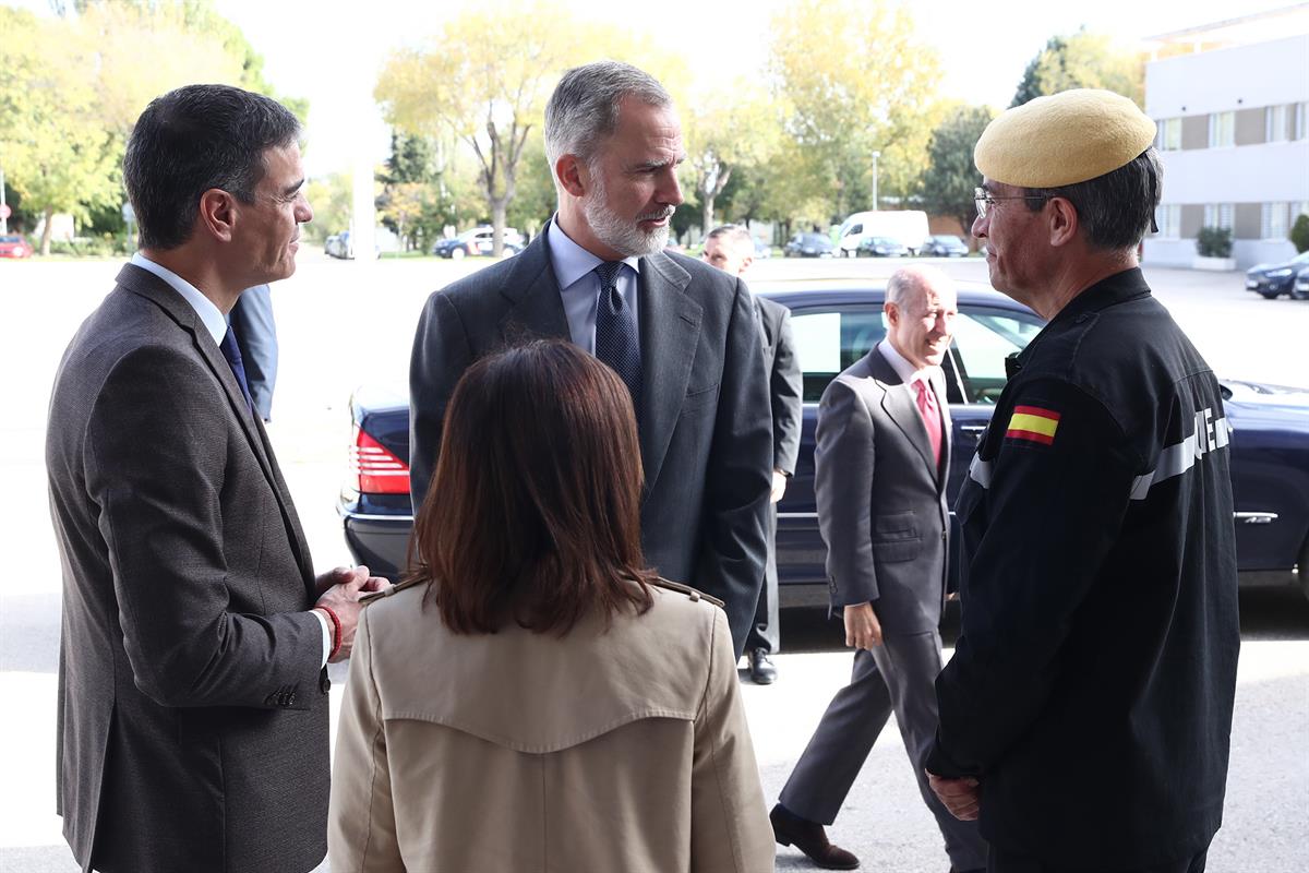 El presidente del Gobierno, la ministra de Defensa y el Rey, a su llegada a la reunión del Comité de crisis para el seguimiento 