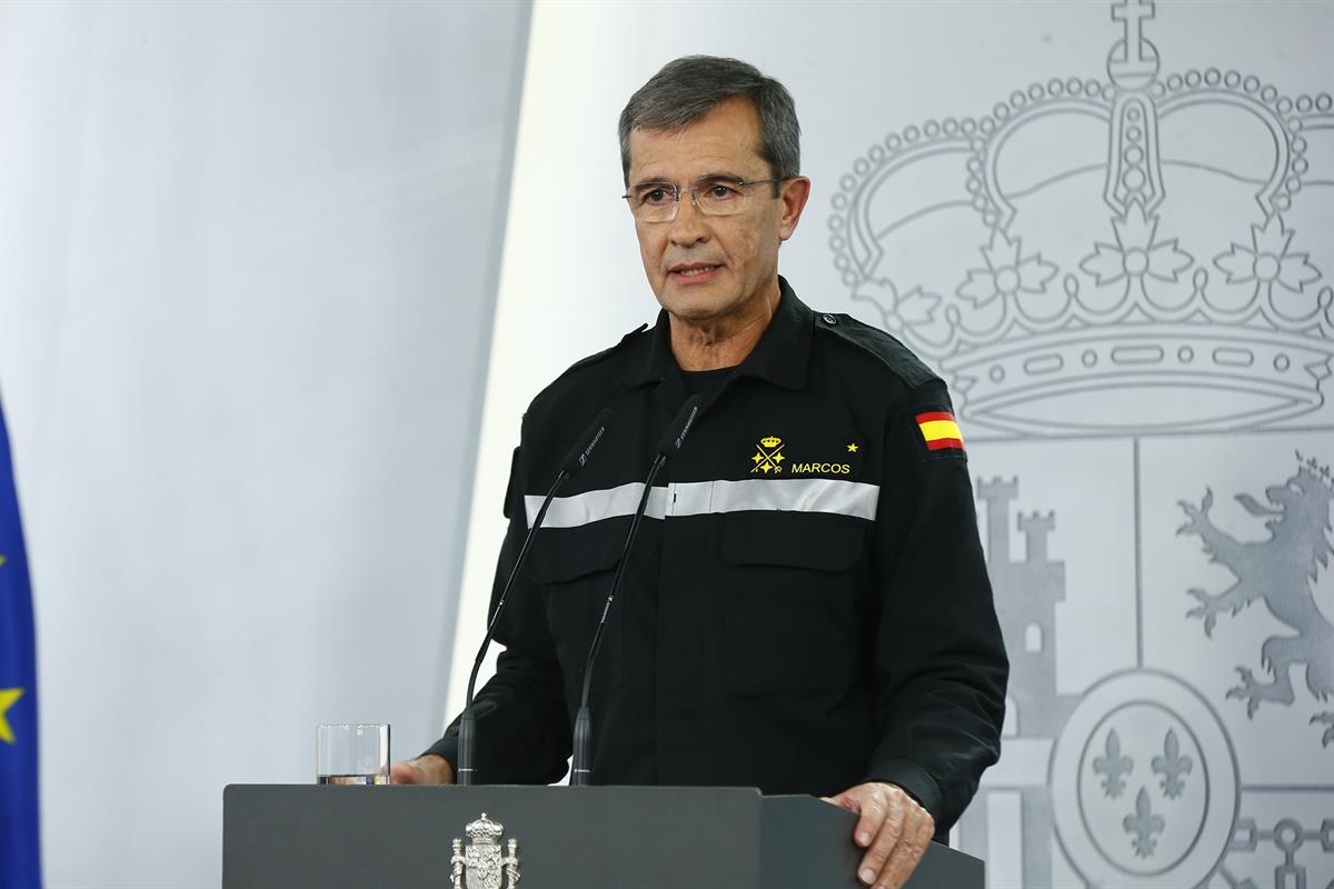 4/11/2024. Pedro Sánchez asiste a la reunión del Comité de crisis para el seguimiento de los efectos de la DANA. El general jefe de la Unida...