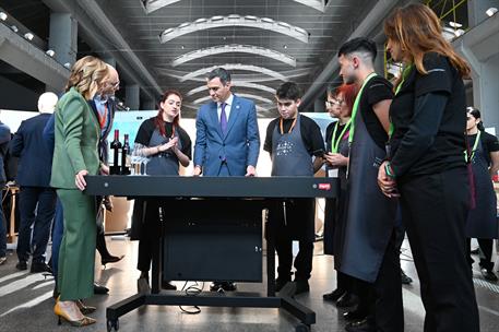 4/12/2024. Alianza para la Formación Profesional. El presidente del Gobierno, Pedro Sánchez, visita la exposición "Formación Profesional: in...