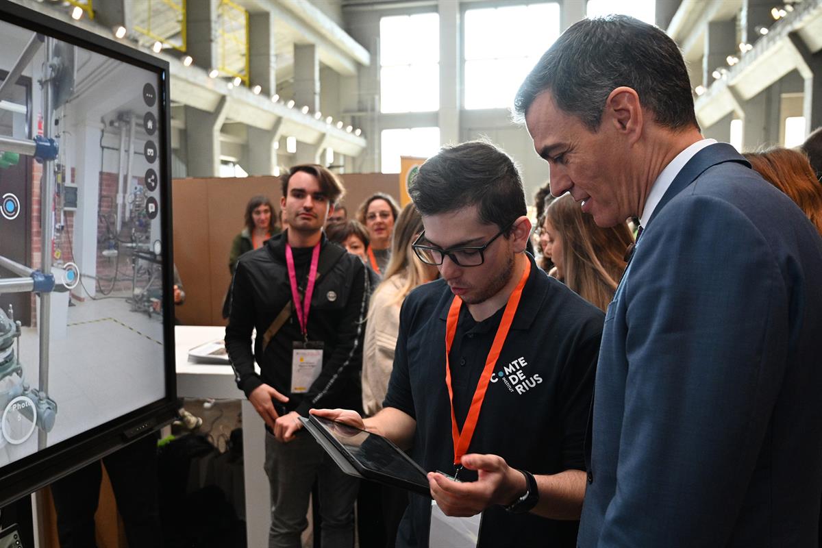 4/12/2024. Alianza para la Formación Profesional. El presidente del Gobierno, Pedro Sánchez, visita la exposición "Formación Profesional: in...