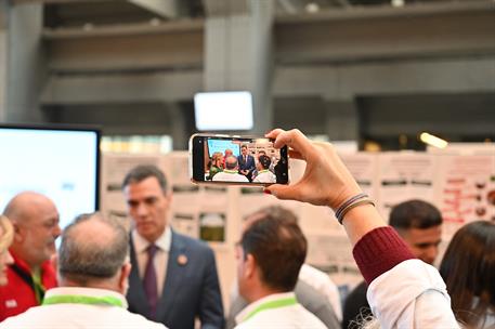 4/12/2024. Alianza para la Formación Profesional. El presidente del Gobierno, Pedro Sánchez, visita la exposición "Formación Profesional: in...