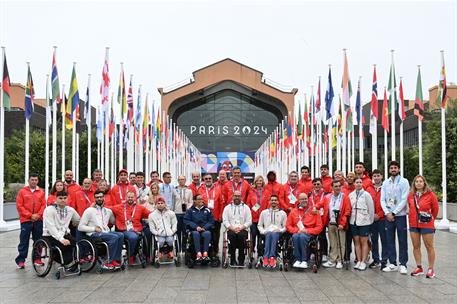 El presidente del Gobierno con deportistas de la delegación española en los Juegos Paralímpicos de París 2024