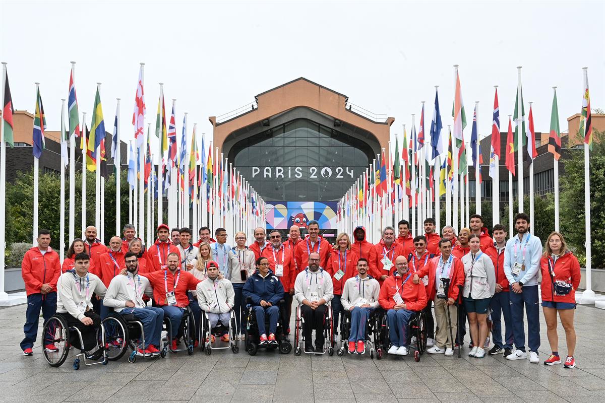 5/09/2024. Pedro Sánchez apoya a los deportistas paralímpicos. El presidente del Gobierno, Pedro Sánchez, junto a un grupo de deportistas pa...