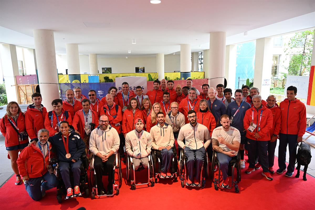 5/09/2024. Pedro Sánchez supports Paralympic athletes. The President of the Government of Spain, Pedro Sánchez, together with a group of Par...