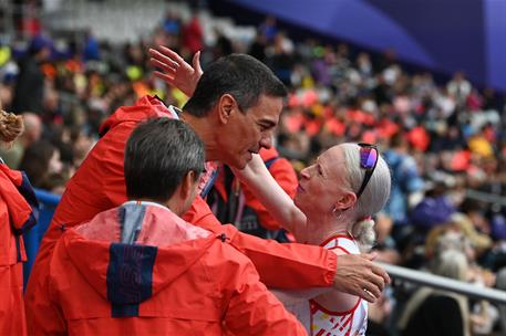 5/09/2024. Pedro Sánchez apoya a los deportistas paralímpicos. El presidente del Gobierno, Pedro Sánchez, saluda a la atleta paralímpica Sus...