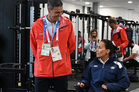 5/09/2024. Pedro Sánchez apoya a los deportistas paralímpicos. El presidente del Gobierno, Pedro Sánchez, conversa con la nadadora Teresa Perales.