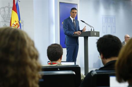 5/11/2024. Comparecencia de Pedro S&#225;nchez tras la reuni&#243;n del Consejo de Ministros. El presidente del Gobierno, Pedro S&#225;nchez, atiende a los...