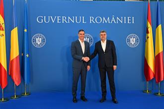 Pedro Sánchez saluda al primer ministro rumano