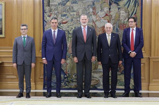 Félix Bolaños, Pedro Sánchez, Felipe VI, Cándido Conde Pumpido y Óscar López