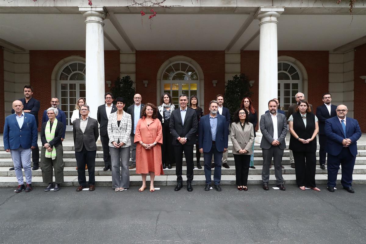 7/10/2024. Pedro Sánchez se reúne con representantes de ONG de inmigración. Foto de familia del encuentro del presidente del Gobierno con re...