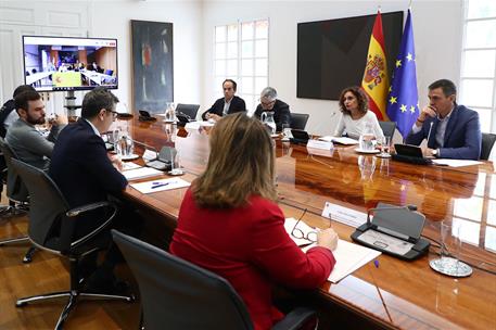 El presidente del Gobierno, Pedro Sánchez, y varios miembros de su gabinete durante la reunión del comité de crisis.