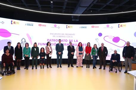 8/01/2024. Pedro Sánchez visita al aula de formación tecnológica de CERMI Mujeres. Fotografía de familia del presidente del Gobierno, Pedro ...