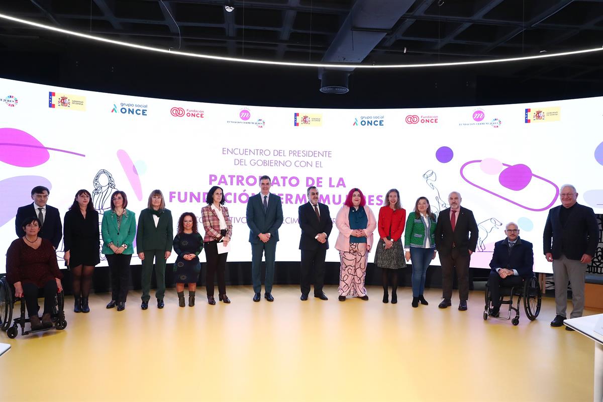 8/01/2024. Pedro Sánchez visita al aula de formación tecnológica de CERMI Mujeres. Fotografía de familia del presidente del Gobierno, Pedro ...