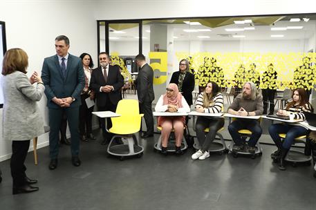 8/01/2024. Pedro Sánchez visita al aula de formación tecnológica de CERMI Mujeres. El presidente del Gobierno, Pedro Sánchez, durante su vis...