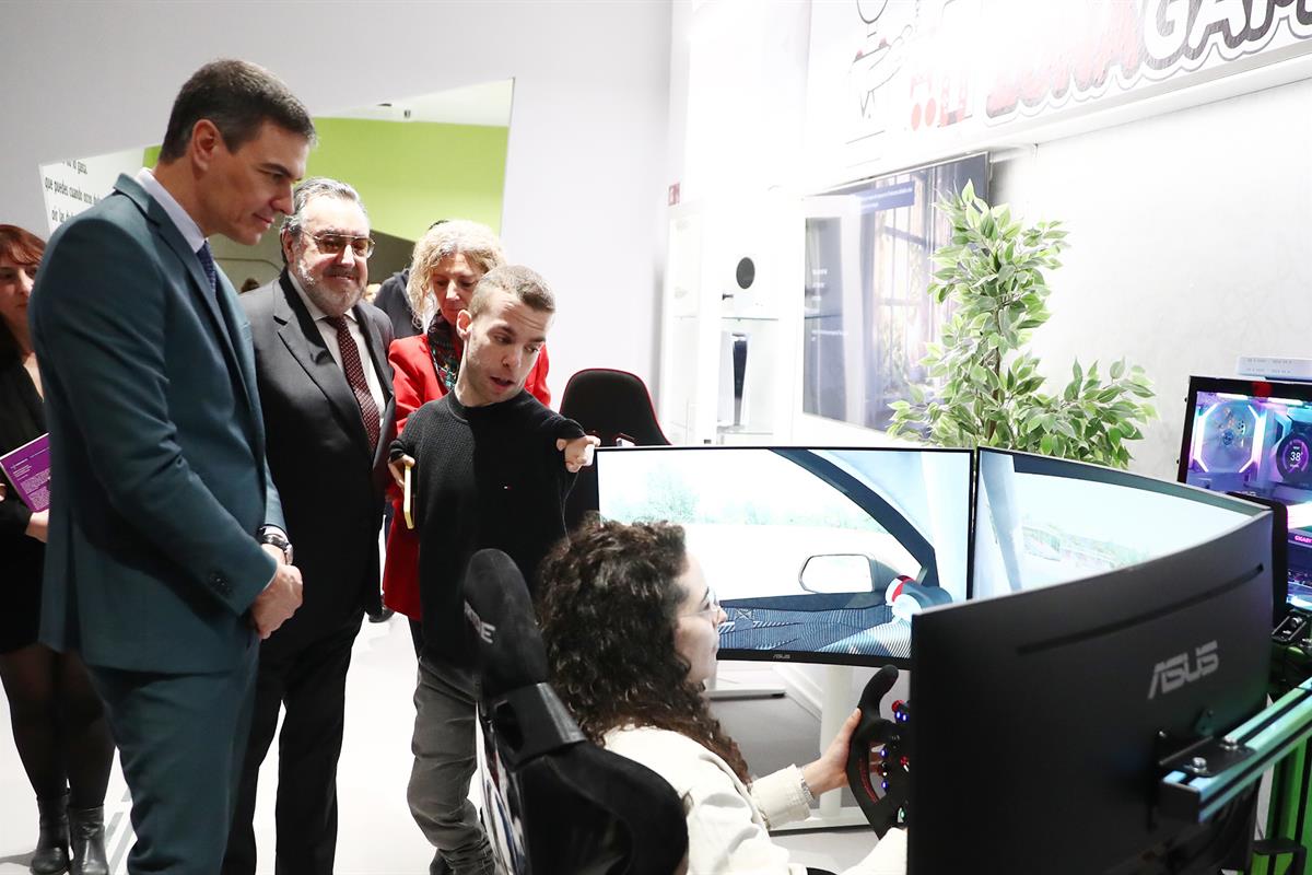 8/01/2024. Pedro Sánchez visita al aula de formación tecnológica de CERMI Mujeres. El presidente del Gobierno, Pedro Sánchez, durante su vis...