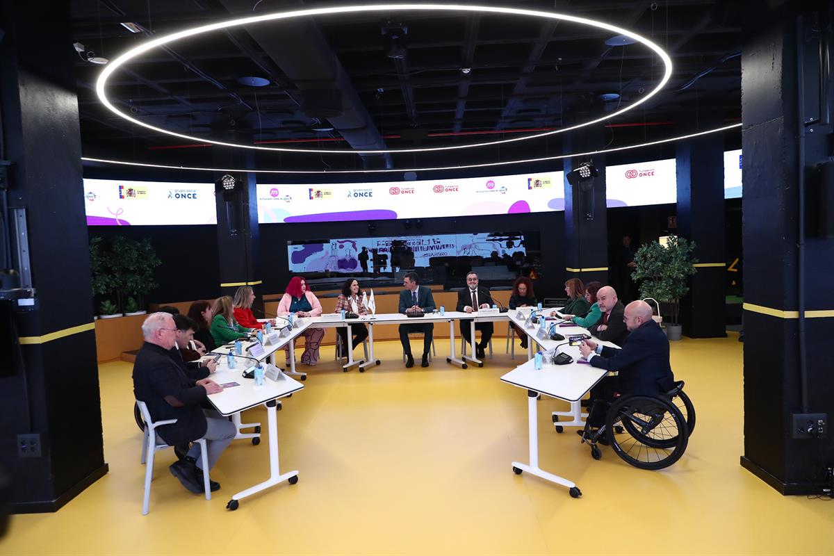 8/01/2024. Pedro Sánchez visita al aula de formación tecnológica de CERMI Mujeres. El presidente del Gobierno, Pedro Sánchez, reunido con el...