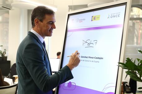 8/01/2024. Pedro Sánchez visita al aula de formación tecnológica de CERMI Mujeres. El presidente del Gobierno, Pedro Sánchez, firma en el li...