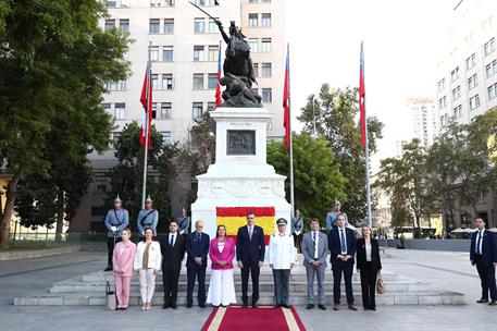 8/03/2024. Viaje del presidente del Gobierno a la República de Chile. El presidente del Gobierno, Pedro Sánchez, participa en la ofrenda flo...