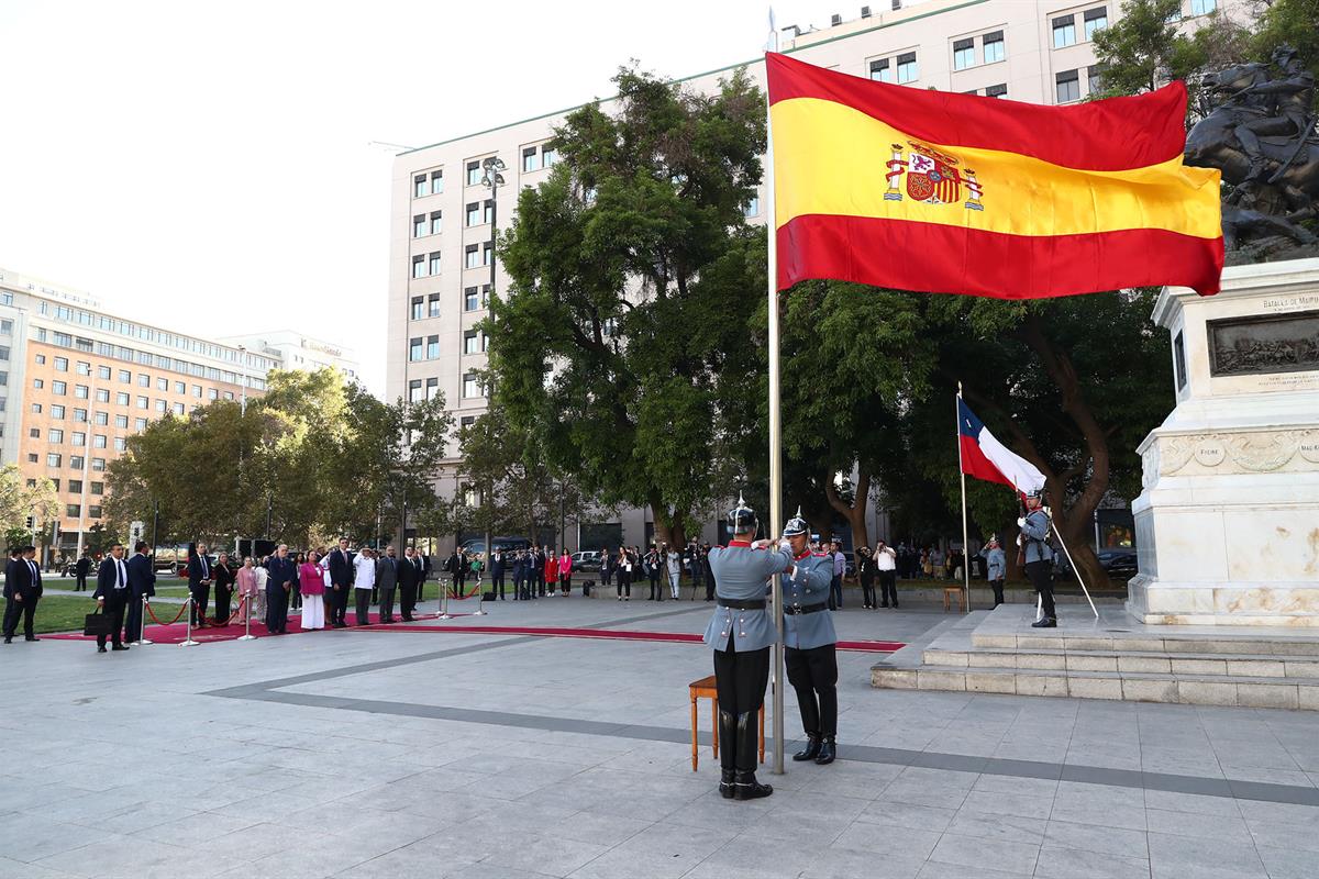 8/03/2024. Viaje del presidente del Gobierno a la República de Chile. El presidente del Gobierno, Pedro Sánchez, participa en la ofrenda flo...