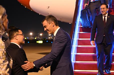 9/09/2024. Pedro S&#225;nchez viaja a China: Shangh&#225;i. El presidente del Gobierno, Pedro S&#225;nchez, a su llegada al Aeropuerto Internacional Hongqiao.