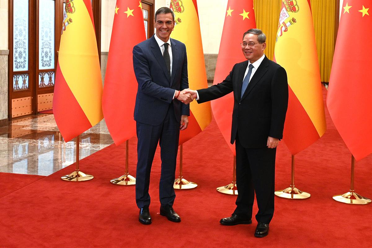 9/09/2024. Pedro Sánchez viaja a China. Pedro Sánchez mantiene un encuentro con el primer ministro de la República Popular China, Li Qiang, ...