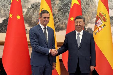 El presidente del Gobierno, Pedro Sánchez, saluda al presidente de la República Popular China, Xi Jinping