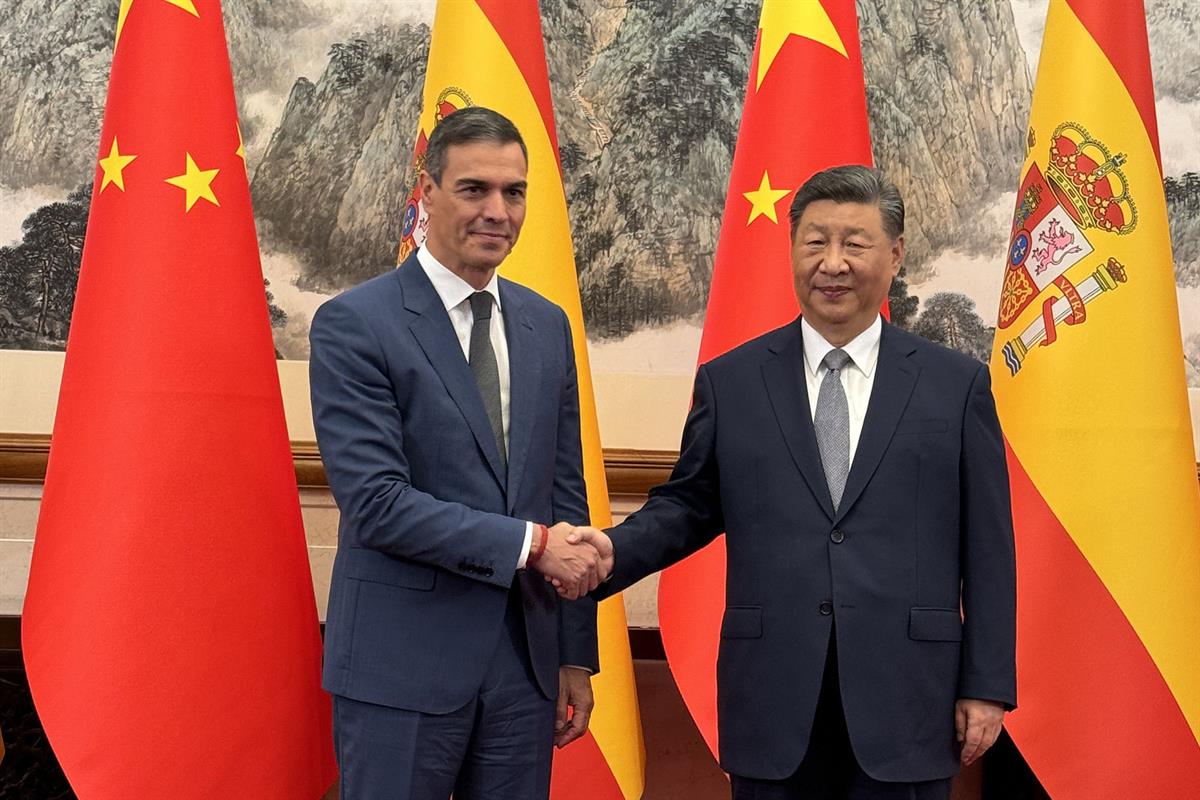 9/09/2024. Pedro Sánchez viaja a China. El presidente del Gobierno, Pedro Sánchez, saluda al presidente de la República Popular China, Xi Jinping.