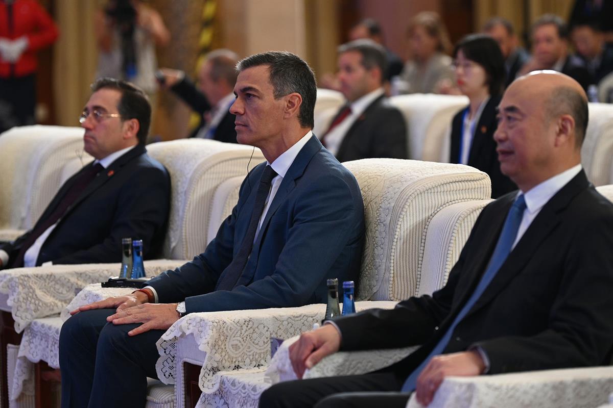 9/09/2024. Pedro Sánchez viaja a China. El presidente del Gobierno, Pedro Sánchez, junto al ministro de Asuntos Exteriores, Unión Europea y ...