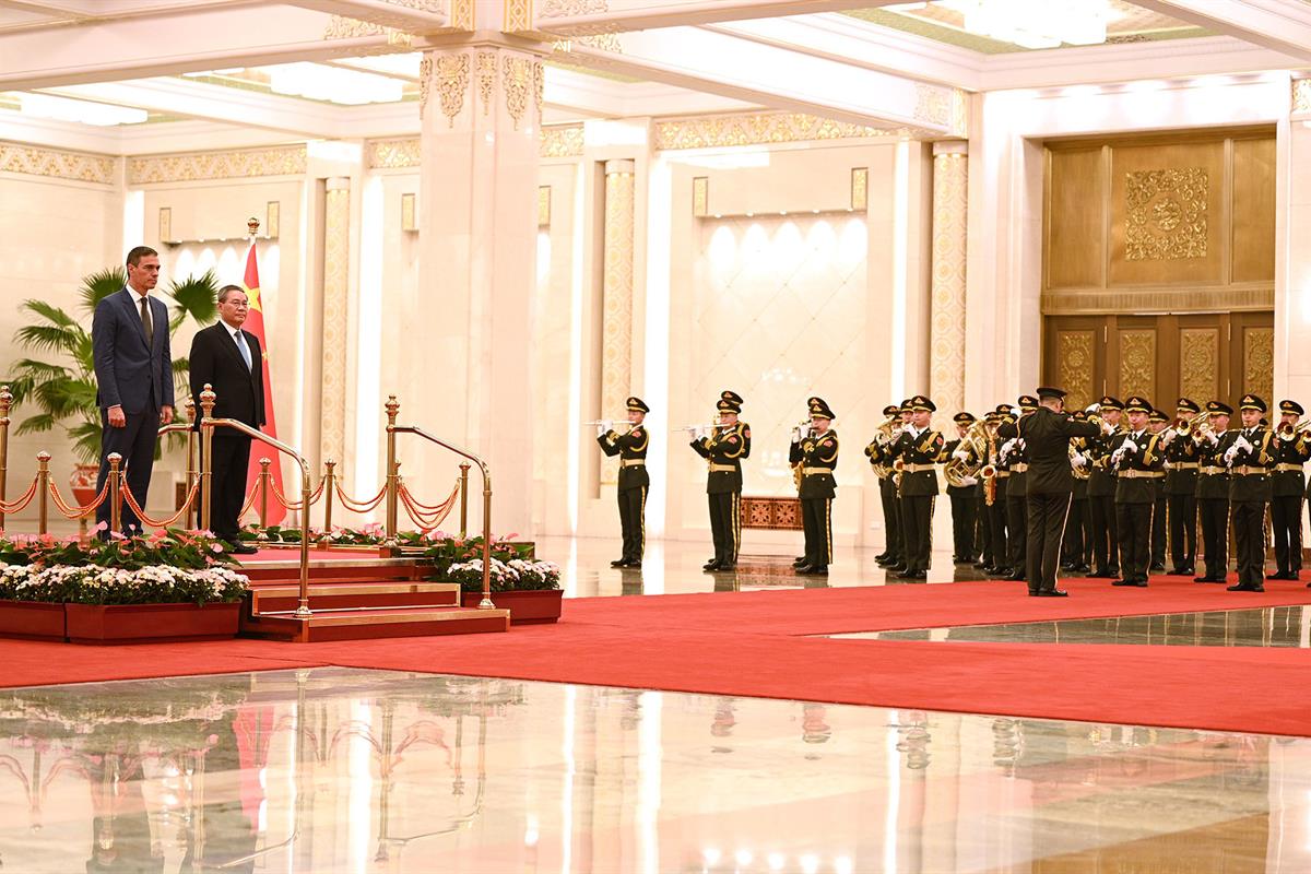 9/09/2024. Pedro Sánchez viaja a China. Pedro Sánchez asiste a la ceremonia de bienvenida en el Gran Palacio del Pueblo.