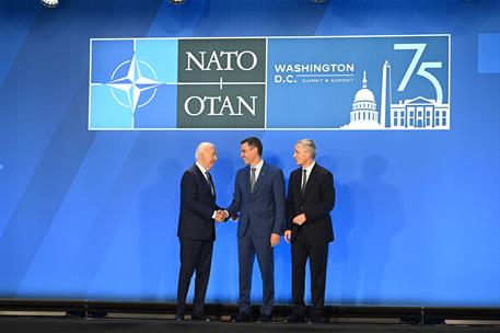 10/07/2024. Pedro S&#225;nchez participa en la cumbre de la OTAN (primera jornada). El presidente del Gobierno, Pedro S&#225;nchez, saluda al presiden...