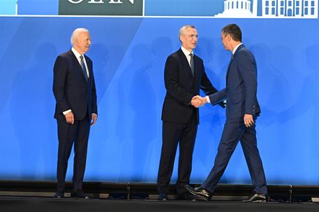 10/07/2024. Pedro Sánchez participa en la cumbre de la OTAN (primera jornada). El presidente del Gobierno, Pedro Sánchez, saluda al secretar...