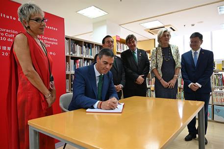 10/09/2024. Pedro Sánchez en instituto cervantes. Pedro Sánchez firma del libro de honor del Instituto Cervantes de Shanghái.