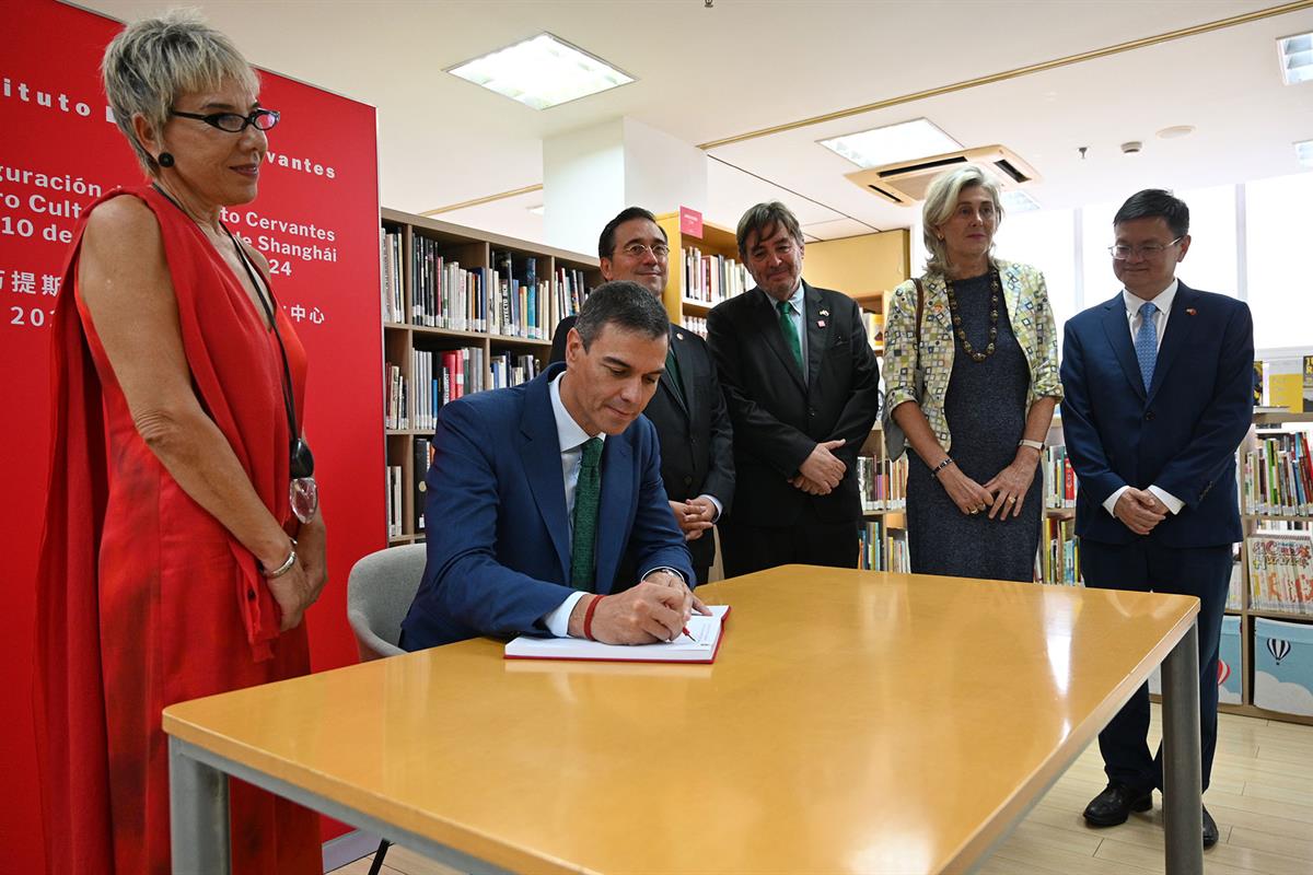 10/09/2024. Pedro Sánchez en instituto cervantes. Pedro Sánchez firma del libro de honor del Instituto Cervantes de Shanghái.