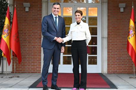 10/10/2024. Encuentro con la presidenta de la Comunidad Foral de Navarra. El presidente del Gobierno, Pedro Sánchez, recibe a la presidenta ...