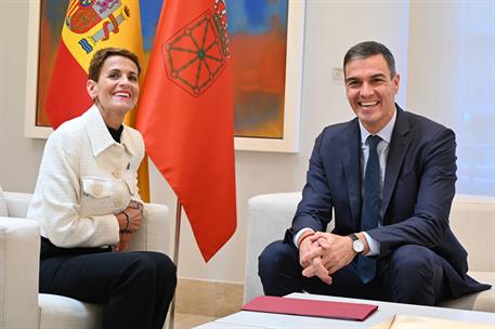 10/10/2024. Encuentro con la presidenta de la Comunidad Foral de Navarra. El presidente del Gobierno, Pedro S&#225;nchez, y la presidenta de la C...