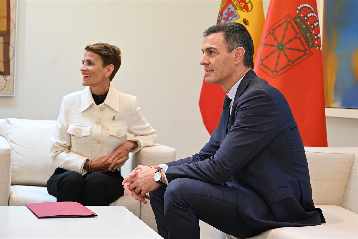 10/10/2024. Encuentro con la presidenta de la Comunidad Foral de Navarra. El presidente del Gobierno, Pedro Sánchez, y la presidenta de la C...