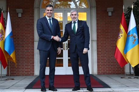 10/10/2024. Pedro Sánchez recibe al presidente de Canarias. El presidente del Gobierno, Pedro Sánchez, recibe al presidente de Canarias, Fer...