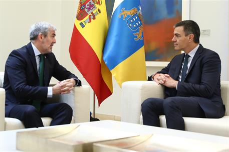 10/10/2024. Pedro Sánchez recibe al presidente de Canarias. El presidente del Gobierno, Pedro Sánchez, se reúne con el presidente de Canaria...