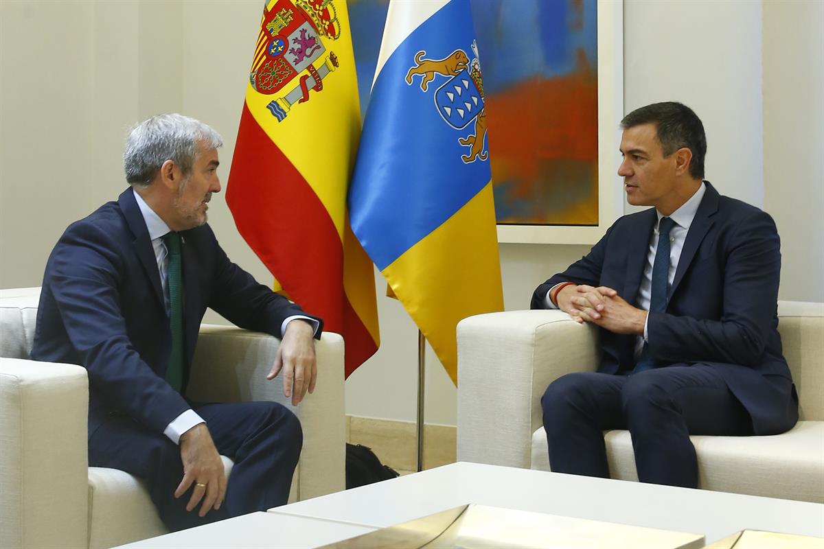 10/10/2024. Pedro Sánchez recibe al presidente de Canarias. El presidente del Gobierno, Pedro Sánchez, durante su encuentro con el president...