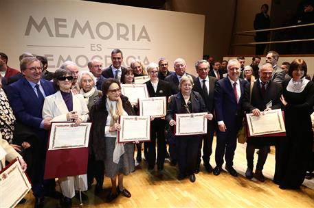 10/12/2024. Pedro Sánchez interviene en el acto del 'Día de recuerdo y homenaje a las víctimas de la Dictadura'. Foto de familia del preside...