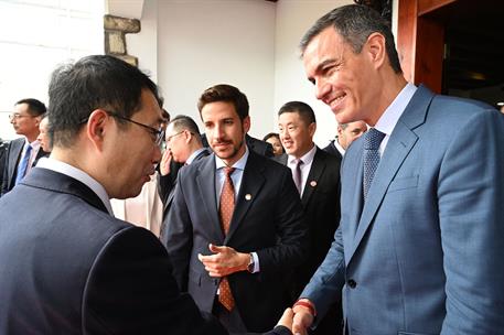 11/09/2024. Pedro Sánchez en kunshan. El presidente del Gobierno, Pedro Sánchez, saludando durante la visita al clúster industrial y tecnoló...