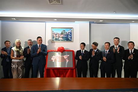 11/09/2024. Pedro Sánchez en kunshan. El presidente del Gobierno, Pedro Sánchez, descubre la placa conmemorativa de su visita al clúster ind...