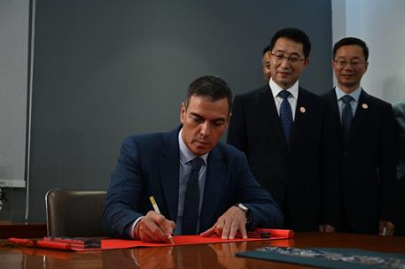 11/09/2024. Pedro Sánchez en kunshan. El presidente del Gobierno, Pedro Sánchez, firmando durante la visita al clúster industrial y tecnológ...