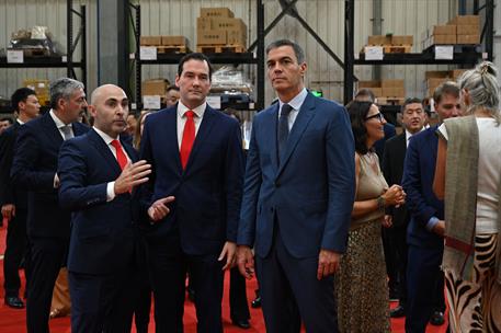 11/09/2024. Pedro Sánchez en kunshan. El presidente del Gobierno, Pedro Sánchez, atiende las explicaciones durante la visita al clúster industrial.