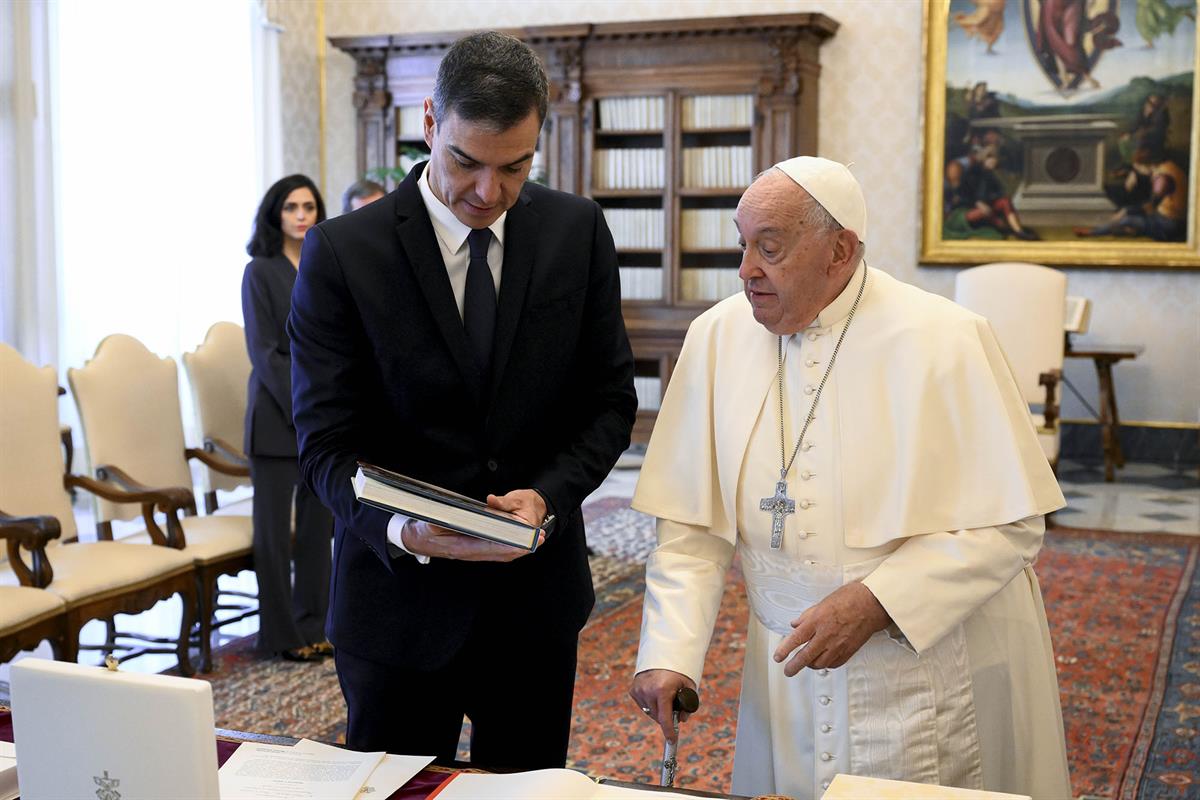 11/10/2024. Pedro Sánchez es recibido en audiencia por el Papa. El presidente del Gobierno, Pedro Sánchez, con Su Santidad el papa Francisco.