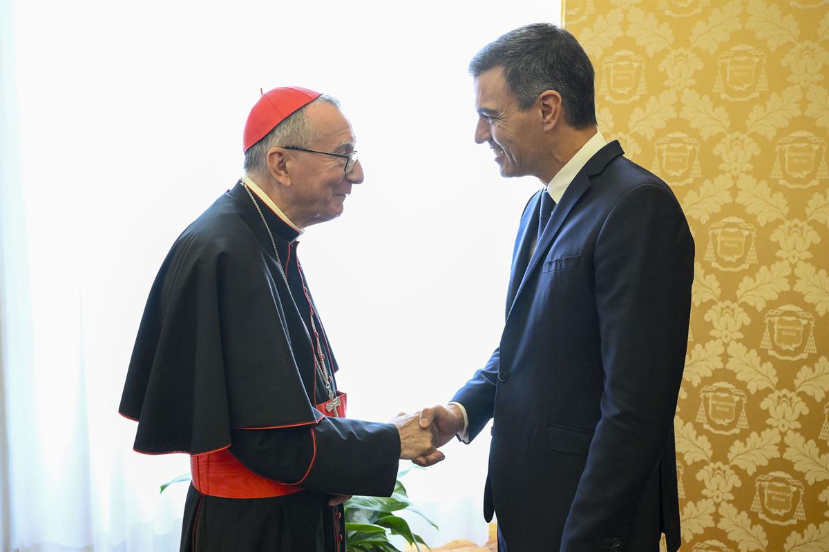 11/10/2024. Pedro Sánchez es recibido en audiencia por el Papa. El presidente del Gobierno, Pedro Sánchez, saluda al secretario de Estado de...