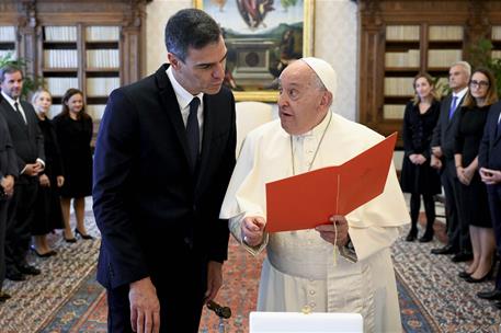 11/10/2024. Pedro Sánchez es recibido en audiencia por el Papa. El presidente del Gobierno, Pedro Sánchez, atiende las expliaciones de Su Sa...